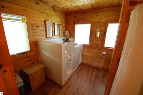 Bath - 5592 Linksview Way, Gladwin, MI 48624 photo 5 of 12