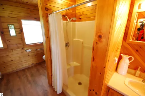 Bath - 5592 Linksview Way, Gladwin, MI 48624 photo 6 of 12
