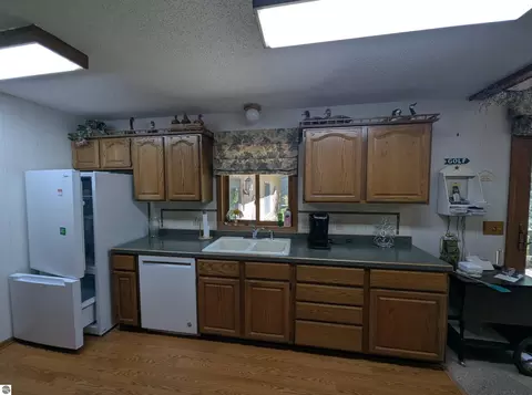 Kitchen - 5110 Huron Breeze Dr, Au Gres, MI 48703 photo 4 of 7