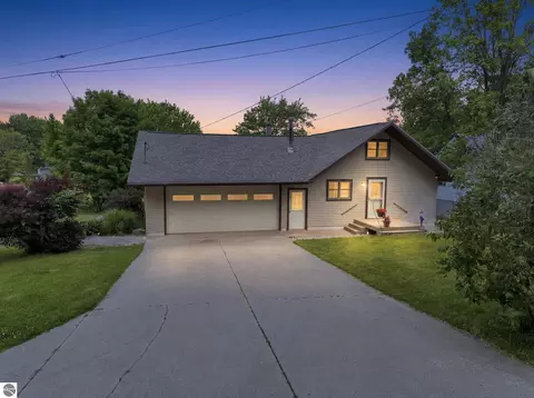 10876 Lockwood Dr, Cadillac, MI 49601