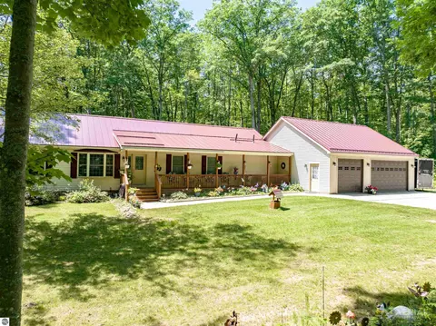 1081 Carlisle Dr, Rose City, MI 48654