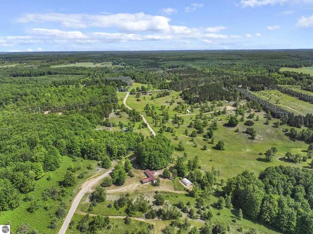 4622 Vista Valley Trl, Mesick, MI 49668
