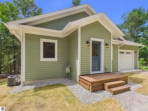 160 S West St, Northport, MI 49670