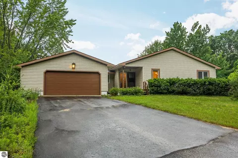 901 Huron Hills Dr, Traverse City, MI 49686
