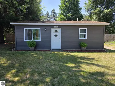 8937 Valley Rd NW, Rapid City, MI 49676