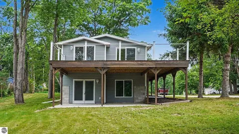 6820 W Shore Dr, Weidman, MI 48893