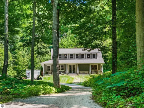 3027 S Blake Ln, Lake Leelanau, MI 49653