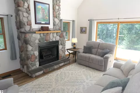 Living - 4769 Feather Trl, Edmore, MI 48829 photo 2 of 4