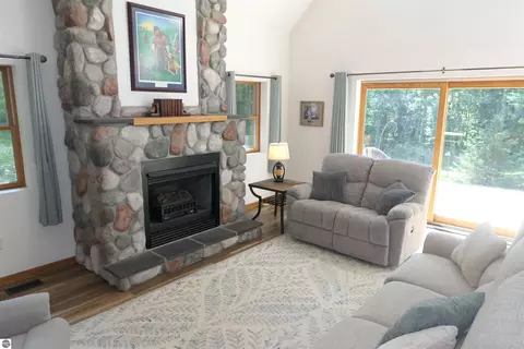 Living - 4769 Feather Trl, Edmore, MI 48829 photo 2 of 5