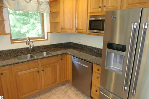 Kitchen - 4769 Feather Trl, Edmore, MI 48829 photo 6 of 7