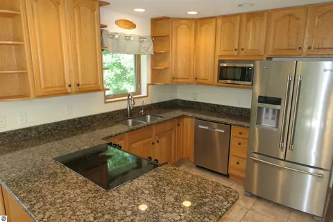 Kitchen - 4769 Feather Trl, Edmore, MI 48829 photo 4 of 7
