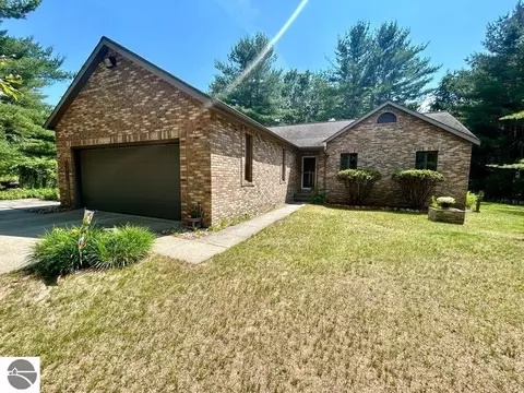 3557 W Pinewood Dr, Roscommon, MI 48653