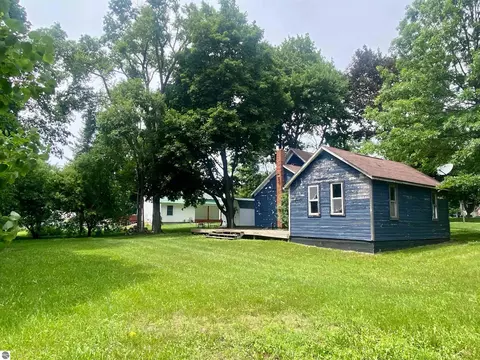 416 E Maple St, Mcbain, MI 49657 photo 2