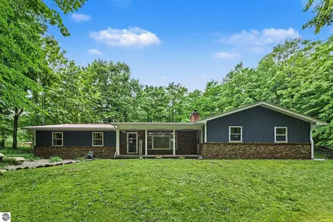 5661 NW Way Rd, Rapid City, MI 49676