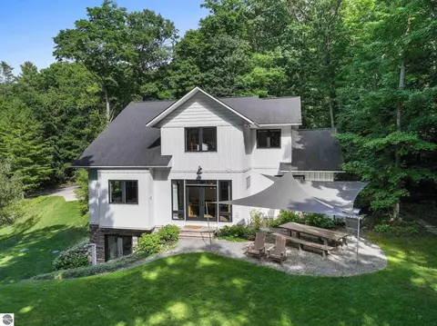 555 Graystone Rd, Traverse City, MI 49686