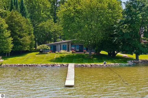 6246 White Birch Ln, Bellaire, MI 49615