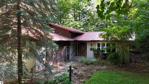 Exterior - 8800 Golfside Ct, Shepherd, MI 48883 photo 4 of 7