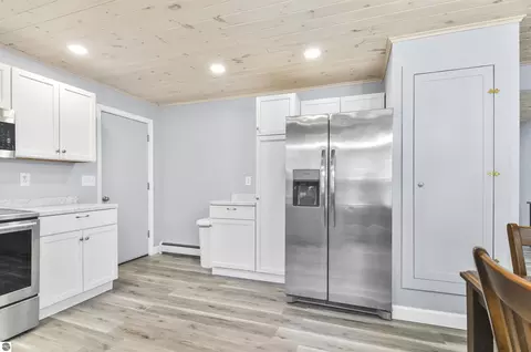 Kitchen - 6838 Williams Trl, Grayling, MI 49738 photo 5 of 6