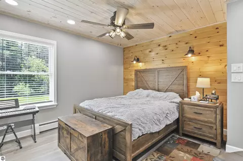 Bedroom - 6838 Williams Trl, Grayling, MI 49738 photo 2 of 7