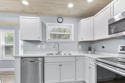 Kitchen - 6838 Williams Trl, Grayling, MI 49738 photo 6 of 6