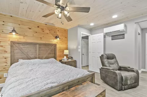 Bedroom - 6838 Williams Trl, Grayling, MI 49738 photo 3 of 7