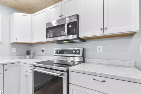 Kitchen - 6838 Williams Trl, Grayling, MI 49738 photo 4 of 6