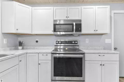 Kitchen - 6838 Williams Trl, Grayling, MI 49738 photo 3 of 6