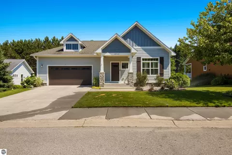 10713 Shrewbury St, Traverse City, MI 49684