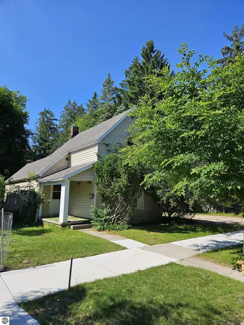 905 W Seventh St, Traverse City, MI 49684