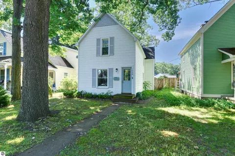 1006 Lincoln St, Traverse City, MI 49686