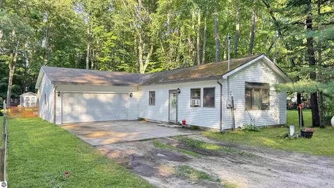 2599 Pleasant Lake Shore Dr, Cadillac, MI 49601