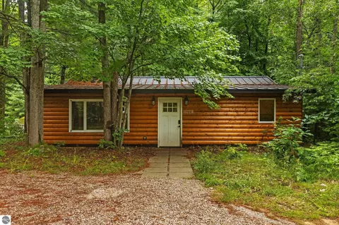 1304 Poplar Dr NE, Kalkaska, MI 49646
