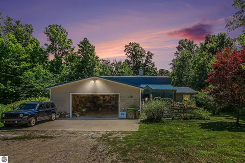 10212 E 48 Rd, Cadillac, MI 49601