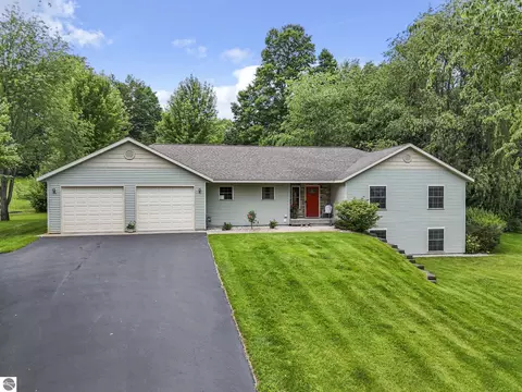 210 Cinnamon Ln, Traverse City, MI 49696