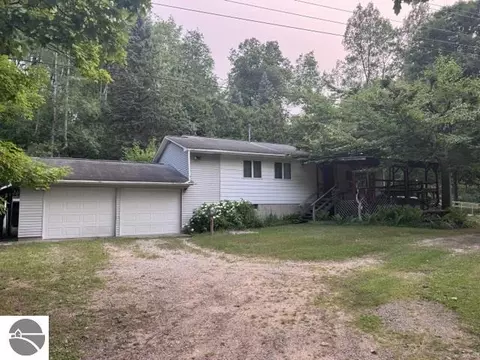 4724 Plum Valley Rd NW, Rapid City, MI 49676