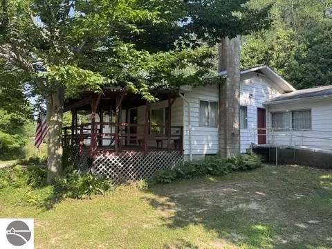 4724 Plum Valley Rd NW, Rapid City, MI 49676