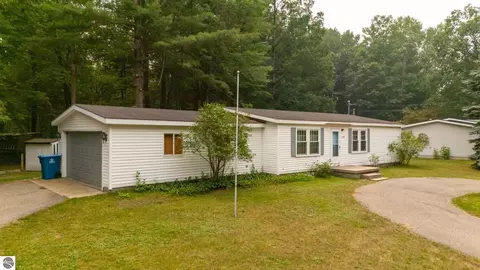110 Trescott Ln, Houghton Lake, MI 48629