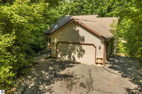 8433 Forest Ct, Traverse City, MI 49684