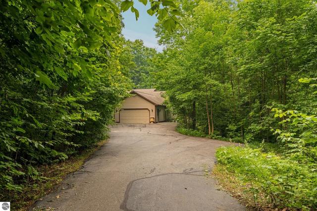 8433 Forest Ct, Traverse City, MI 49684