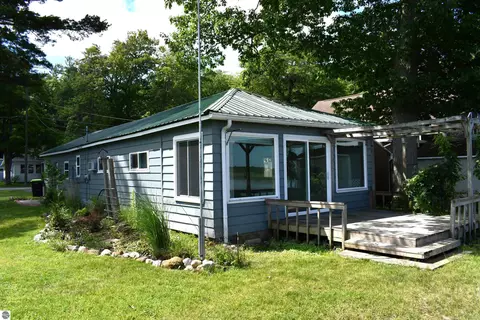 117 Warren Ave, East Tawas, MI 48730