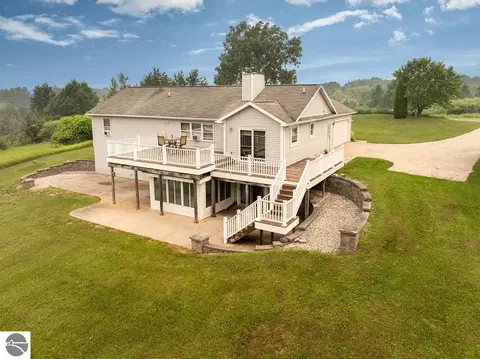 6025 Country Cv, Traverse City, MI 49685