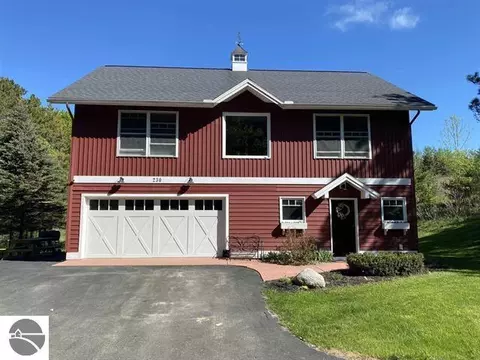 910 Rusch View Rdg, Traverse City, MI 49696