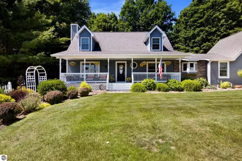 9770 E Valley Hills Dr, Traverse City, MI 49684