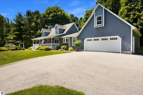 9770 E Valley Hills Dr, Traverse City, MI 49684