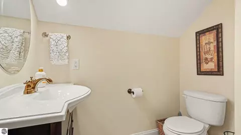 Bath - 115 Golfside Dr, Alma, MI 48801 photo 7 of 9
