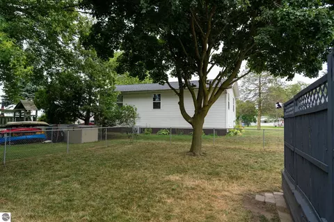 Exterior - 522 N 2nd St, Shepherd, MI 48883 photo 5 of 16