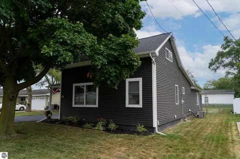 Exterior - 522 N 2nd St, Shepherd, MI 48883 photo 4 of 16