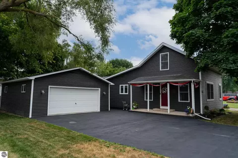 Exterior - 522 N 2nd St, Shepherd, MI 48883 photo 1 of 16