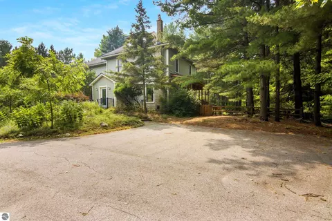 7651 Timberwoods Dr, Traverse City, MI 49684