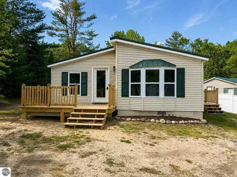 5472 Clubhouse Trl, Gaylord, MI 49735